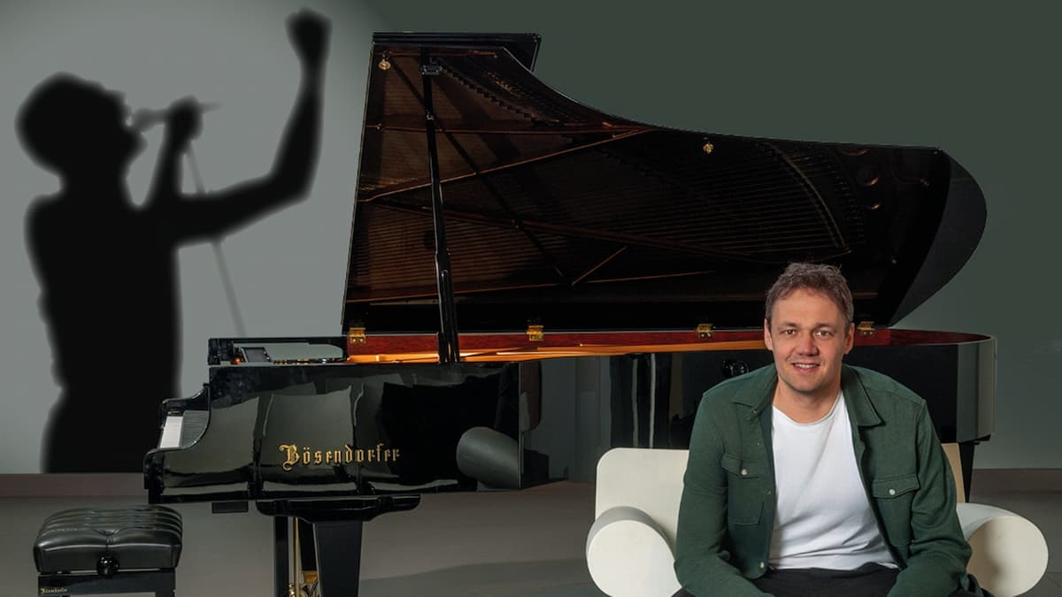 Bernd van den Bos Speelt Freddy Mercury