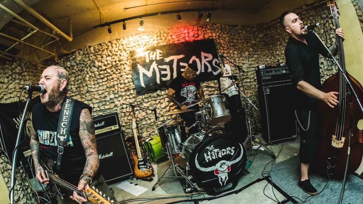 The Meteors with Horns Up, Red Shirts Die First
