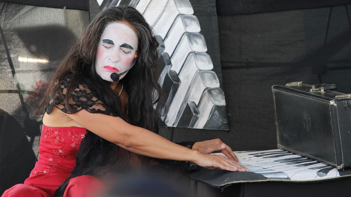 "MOEBIUS Teatro Clown, Pianina"